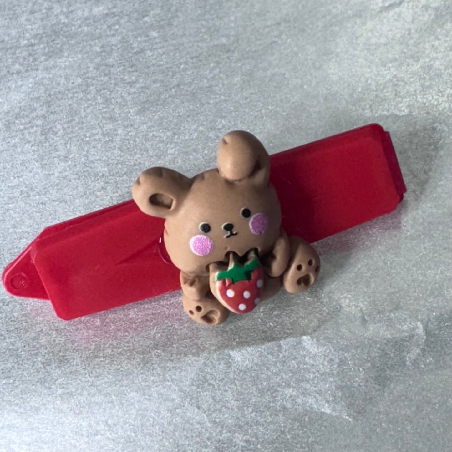 Hundespange „Häschen mit Erdbeere“ (4.5 cm)