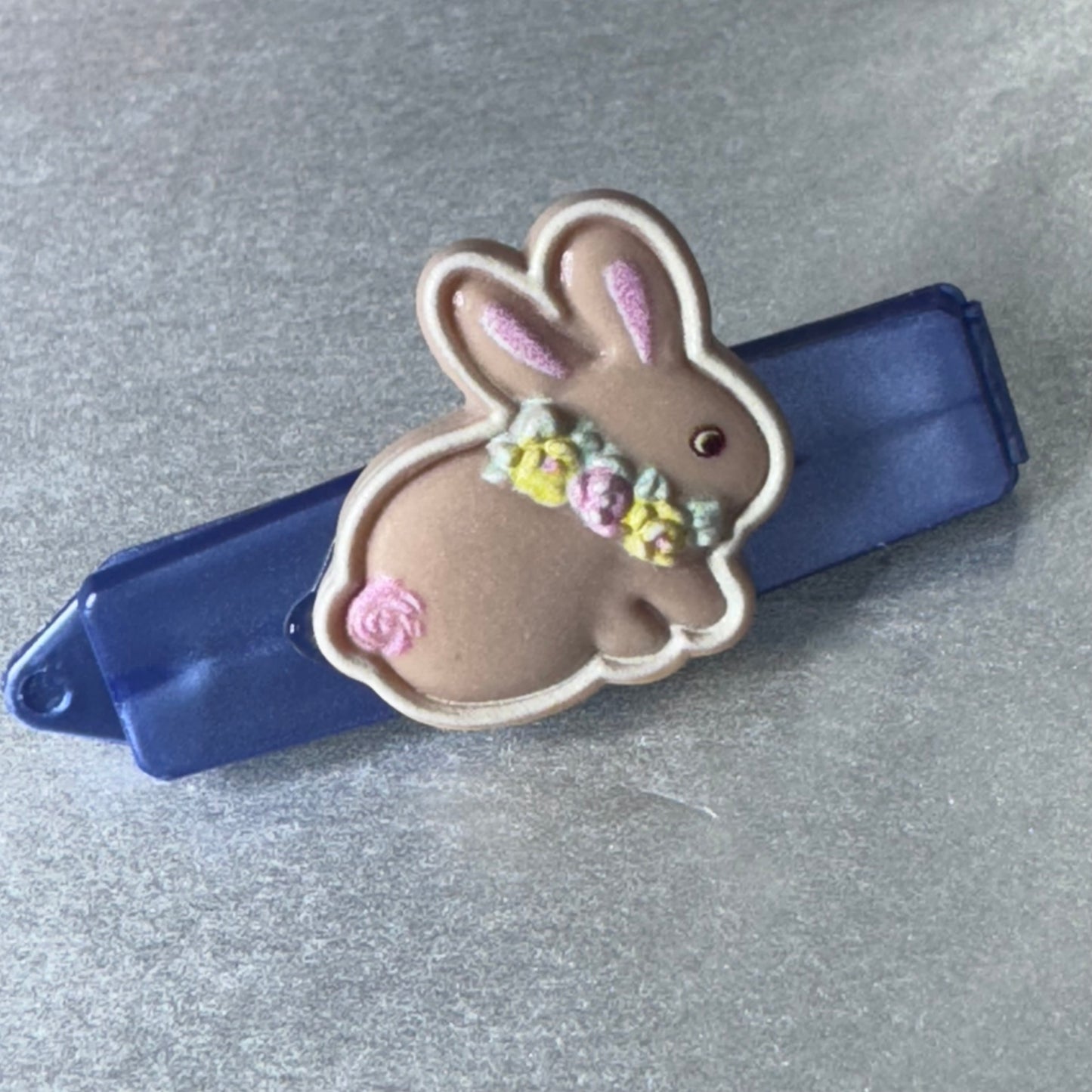 Hundespange „Hase beige“ (4.5 cm)